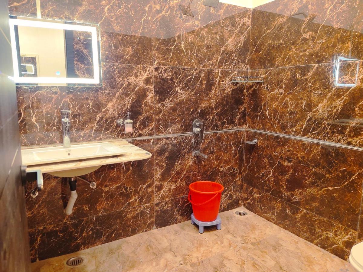 Hotel The Shree Jee Palace Mirzapur Bagian luar foto